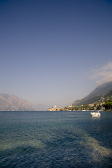 Italien, Venetien, Malcesine, Blick auf den Gardasee - LVF002165