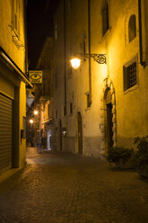 Italien, Venetien, Malcesine, Gasse am Palazzo dei Capitani bei Nacht - LVF002161