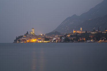 Italien, Venetien, Malcesine, Blick auf die Stadt mit Castello Scaligero und San Stefano Kirche - LVF002160