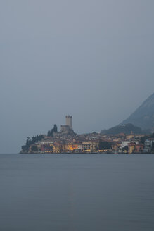 Italien, Venetien, Malcesine, Blick auf die Stadt mit Castello Scaligero - LVF002159