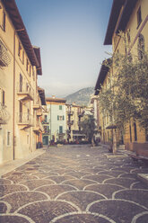 Italien, Venetien, Malcesine, Enge Gasse in der Altstadt - LVF002158