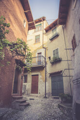 Italien, Venetien, Malcesine, Enge Gasse in der Altstadt - LVF002157