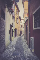 Italien, Venetien, Malcesine, Enge Gasse in der Altstadt - LVF002187