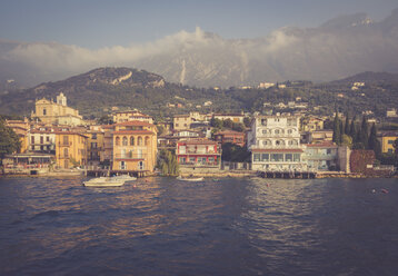 Italien, Venetien, Malcesine, Blick auf die Stadt - LVF002188