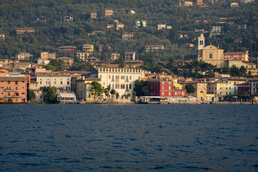 Italien, Venetien, Malcesine, Blick auf die Stadt - LVF002156