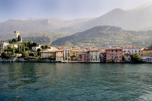 Italien, Venetien, Malcesine, Blick auf die Stadt mit Castello Scaligero - LVF002155