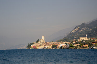 Italien, Venetien, Malcesine, Blick auf die Stadt mit Castello Scaligero und San Stefano Kirche - LVF002154