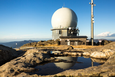 Deutschland, Bayern, Bayerischer Wald, Blick auf die Radarkuppel am Großen Arber - STSF000568