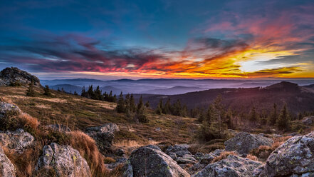 Deutschland, Bayern, Bayerischer Wald, Großer Arber bei Sonnenuntergang - STSF000571