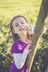 Portrait of little girl pointing at viewer - SARF001008