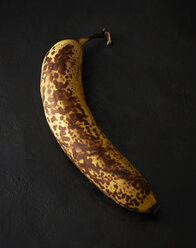 Reife Banane auf schwarzem Hintergrund - KSWF001341