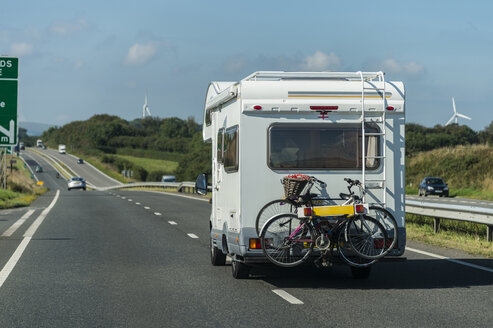 UK, Cornwall, Tintagel, Wohnwagen mit Fahrradträger an Landstraße - FRF000117