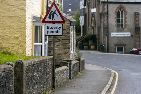 UK, Cornwall, St. Mellion, Warning sign with elderly people - FRF000116