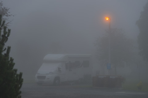 UK, Cornwall, Landrake, Wohnwagenplatz bei dichtem Nebel in der Morgendämmerung, lizenzfreies Stockfoto