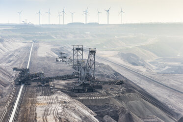 Deutschland, Nordrhein-Westfalen, Grevenbroich, Tagebau Garzweiler, Absetzer und Förderband, Windräder im Hintergrund - FRF000113