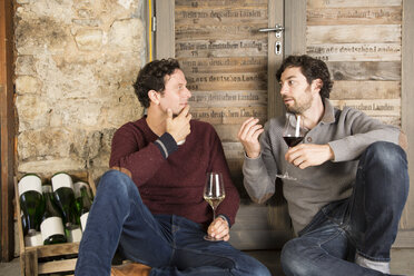 Zwei Männer bei einer Weinprobe auf einem Weingut - FKF000804