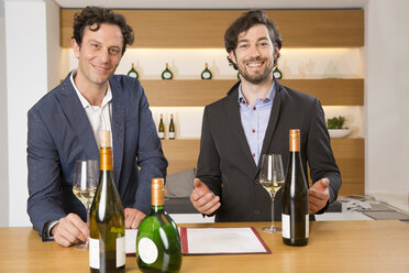 Zwei Verkäufer in einer Weinhandlung - FKF000817