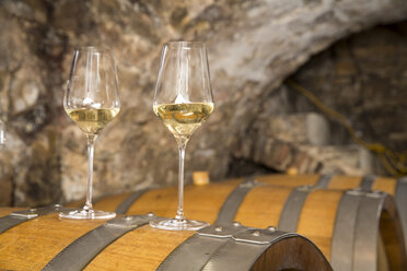 Zwei Gläser Weißwein im Weinkeller - FKF000826