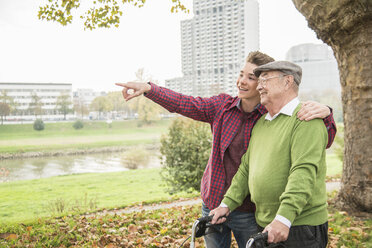 Senior man and adult grandson in park - UUF002632