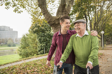 Senior man and adult grandson in park - UUF002633