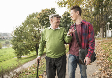 Senior man and adult grandson in park - UUF002635