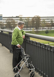 Älterer Mann mit Rollator auf Brücke - UUF002650