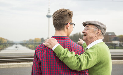 Senior man and adult grandson outdoors - UUF002655