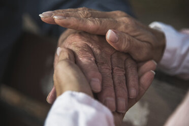 Tochter hält Hand eines älteren Mannes - UUF002726