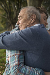 Enkel und älterer Mann umarmen sich - UUF002679