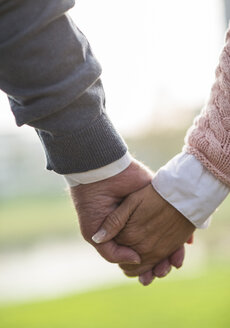 Tochter hält Hand eines älteren Mannes - UUF002684