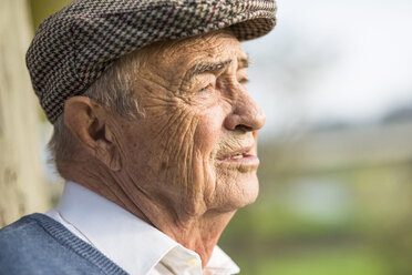 Senior man wearing cap outdoors - UUF002686