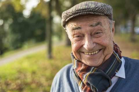 Porträt eines glücklichen älteren Mannes im Freien, lizenzfreies Stockfoto