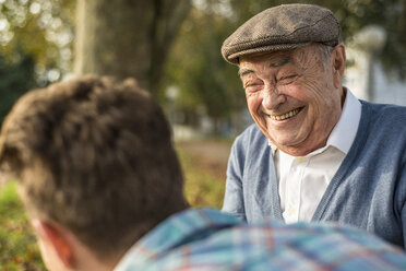 Lachende Seniorin und Enkelin im Freien - UUF002714