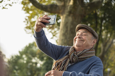 Smiling senior man taking a selfie - UUF002718