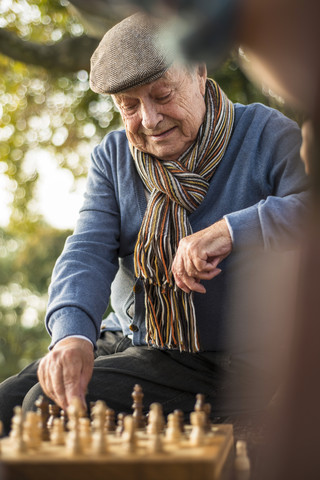 Älterer Mann und Enkel spielen Schach, lizenzfreies Stockfoto