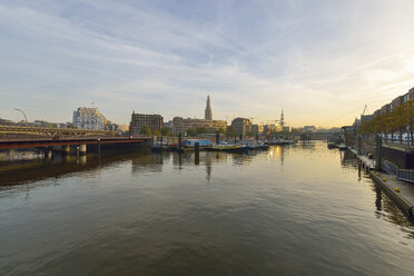 Deutschland, Hamburg, Innenhafen im Morgenlicht - RJF000352