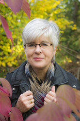 Portrait of smiling senior woman with short grey hair wearing glasses - FRF000120