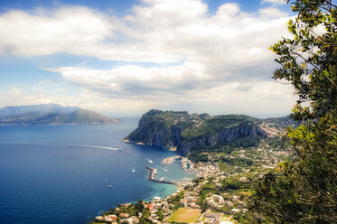 Italien, Golf von Neapel, Capri, Blick auf Hafen und Marina grande - PUF000289