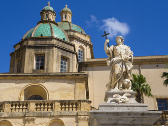 Italien, Sizilien, Provinz Trapani, Mazara del Vallo, Piazza della Repubblica, Kathedrale del Santissimo Salvatore und Statue des Heiligen Vitus - AMF003213