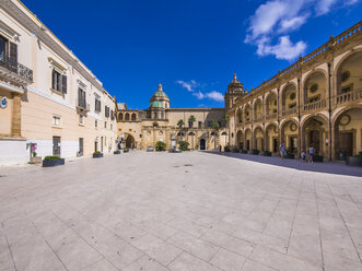 Italy, Sicily, Province of Trapani, Mazara del Vallo, Piazza della Repubblica, Cathedral del Santissimo Salvatore - AMF003217