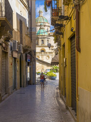 Italien, Sizilien, Provinz Trapani, Mazara del Vallo, Gasse, Blick auf Piazza della Repubblica und Kathedrale del Santissimo Salvatore - AMF003219