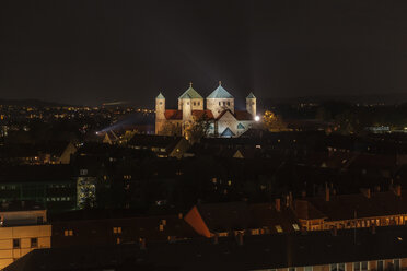 Deutschland, Niedersachsen, Hildesheim, St. Michaelis Kirche bei Nacht - EVGF000996