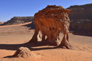 Afrika, Algerien, Sahara, Tassili N'Ajjer National Park, Felsformation mit natürlichen Bögen in Oued Bouhadian - ES001468