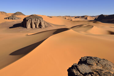 Afrika, Algerien, Tassili n' Ajjer, Tadrart, Sahara, Tassili n' Ajjer National Park, Blick auf die Sanddünen und Felsen von Moul Naga - ES001469