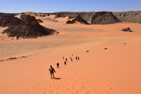 Afrika, Algerien, Sahara, Tassili N'Ajjer National Park, Region Tadrart, Menschengruppe auf Sanddüne bei Oued Bouhadian - ES001470