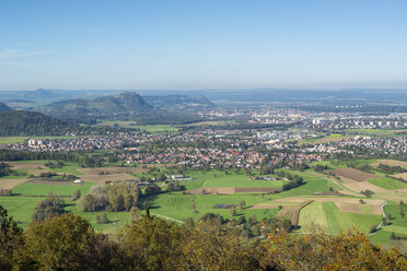 Deutschland, Baden-Württemberg, Singen, Ansicht der Hegauer Landschaft mit Hohentwiel - ELF001380