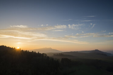 Deutschland, Baden Württemberg, Landkreis Konstanz, Hegauer Landschaft bei Sonnenuntergang mit Hohenstoffeln und Mögdeberg rechts im Herbst - ELF001382