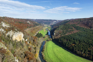 Deutschland, Baden Württemberg, Landkreis Tuttlingen, Naturpark Obere Donau, Blick auf das Obere Donautal im Herbst - ELF001389