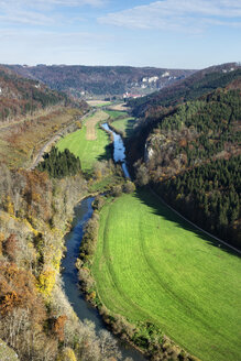 Deutschland, Baden Württemberg, Landkreis Tuttlingen, Naturpark Obere Donau, Blick auf das Obere Donautal im Herbst - ELF001390