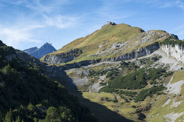 Schweiz, Kanton Appenzell Innerrhoden, Berg Schaefler mit Berggasthaus, Saentis links - ELF001397